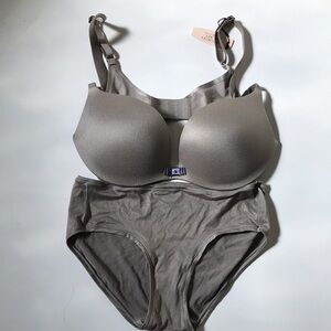 Victoria Secret New Plunge bra Size 32B with matching hip hugger panty Sz S